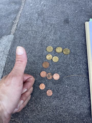 Münzspenden lose auf Steinboden — Sammlung Aktion Innenstadt Nürnberg, 25. Mai 2026