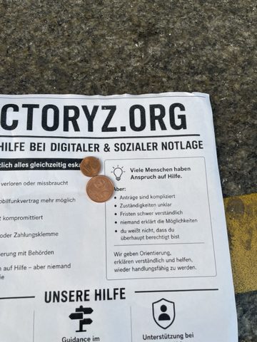 vectoryz.org-Flyer mit zwei Münzen, Header DIGITALER und SOZIALER NOTLAGE sichtbar